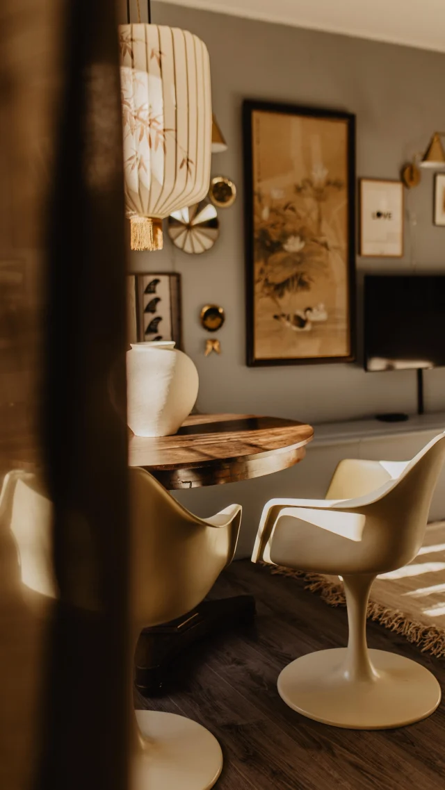• WELKOM •
Welkom bij mij thuis! Ik word als stylist ontzettend gelukkig van een gezellig, schoon en opgeruimd huis. 
De bank was al langer een doorn in mijn oog, want ja met zo’n lichte bank kun je erop rekenen dat dat vies wordt. Want hoe fijn een schoon huis ook is, er moet wel geleefd worden. 

Daarom was ik des te blijer met de geweldige samenwerking tussen @dijkgraafapeldoorn en @cleansreinigingen! Noah kwam bij mij thuis langs om de bank eens even goed onder handen te nemen. Het unieke wat Dijkgraaf aanbied is dat je meubels ook nog eens een beschermlaag krijgen en… dit wondermiddel reinigt zichzelf weer. Vraag me niet hoe maar door werking met het licht verdwijnen vlekken weer uit de stof en lost vuil zichzelf op. Dit is niet alleen geweldig voor thuis maar natuurlijk nog interessanter voor bijvoorbeeld de horeca, zorginstellingen of andere openbare ruimtes. Naast mooie producten biedt Dijkgraaf dus ook dit onderhoudspakket aan! Handig toch! 

Ik ga in elk geval dubbel en dwars genieten van mijn schone huis en bank die nu op zijn paasbest is haha.

•
•
•
•
•
•
 #dijkgraafapeldoorn #cleaning #thuis #daylife #inspiration #styling #photography #owncollection #beetje #personal #myownhome #interior #stylist